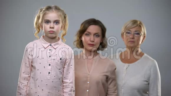 伤心的女儿带着妈妈和奶奶看镜头不完整的家庭视频的预览图