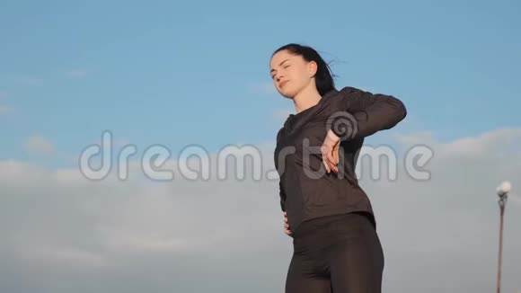 靠近女性教练的视野在海滩上的户外运动中做热身运动视频的预览图