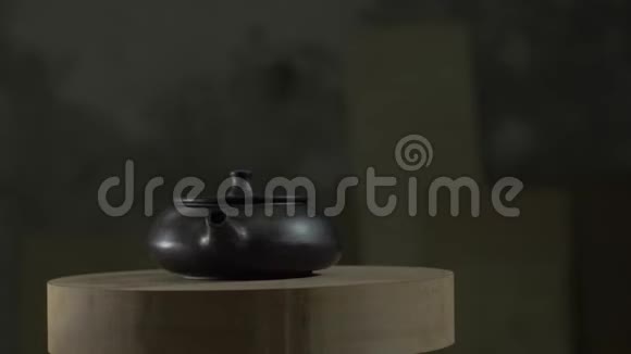 宜兴泥锅的黑色烧成后旋转在木架上手工陶土茶壶用于茶道4k录像5994fps视频的预览图