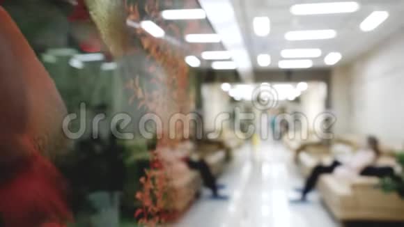 门诊走廊与候诊病人和步行医生的模糊视频视频的预览图