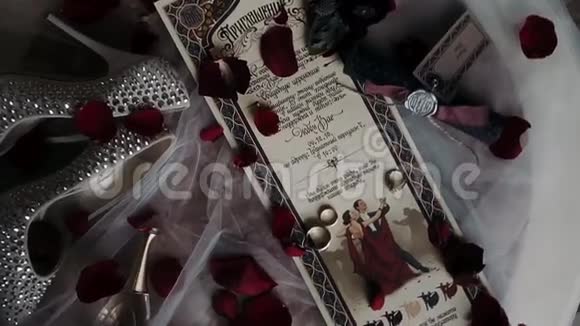 婚礼邀请就在满是玫瑰花瓣的桌子上视频的预览图
