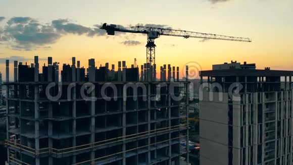 日落时正在建造机械和高层住宅视频的预览图
