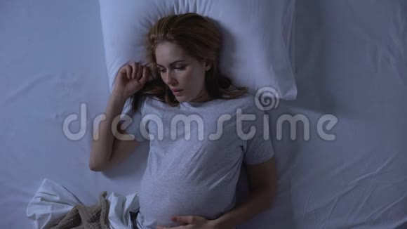 孕妇躺在床上感觉恶心晨吐怀孕健康视频的预览图