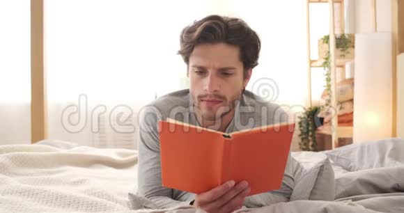 一个轻松的人早上读一本书视频的预览图