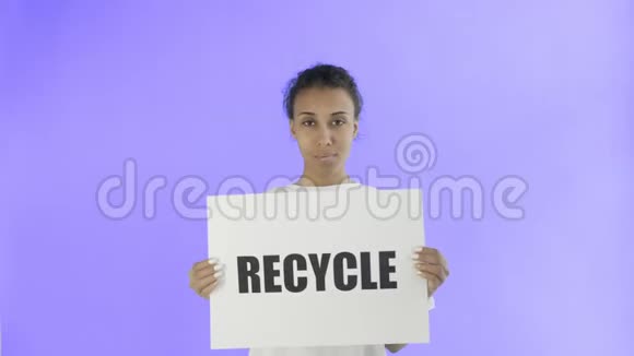 美国黑人女活动家在紫色背景上展示拇指的回收海报视频的预览图