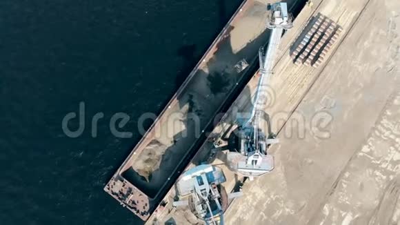两辆装载机正在从驳船上卸下建筑材料视频的预览图