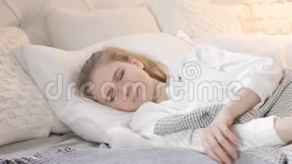不安的年轻女人想睡在床上视频的预览图