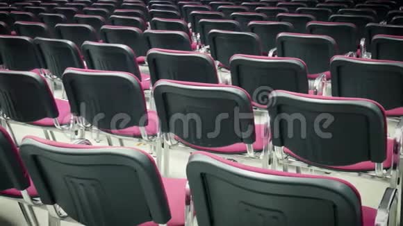 现代内部空会议厅座椅观众席上整齐的排椅视频的预览图