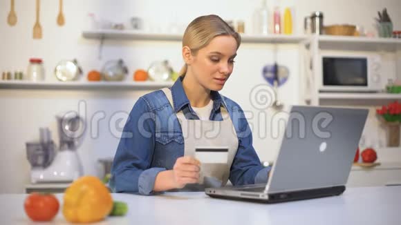 美丽的女孩通过互联网购买食物方便的在线服务视频的预览图