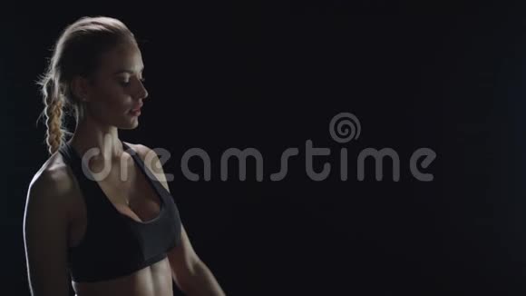 健身女性健身后用智能手表检查脉搏的肖像视频的预览图