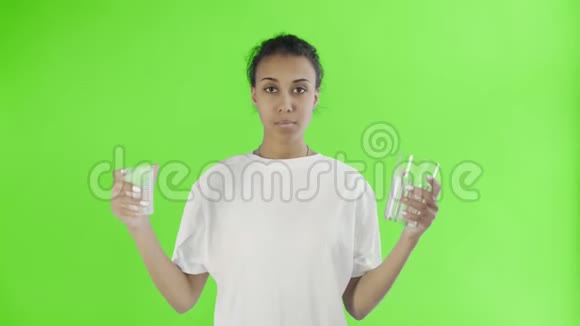 非洲裔美国女活动家带有塑料和玻璃杯的彩色关键背景视频的预览图
