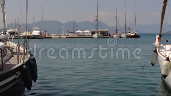 典型的蓝色和白色渔船在波罗港希腊慢动作视频的预览图