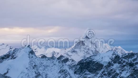 阿玛达布拉姆山从卡拉帕塔看尼泊尔喜马拉雅山视频的预览图