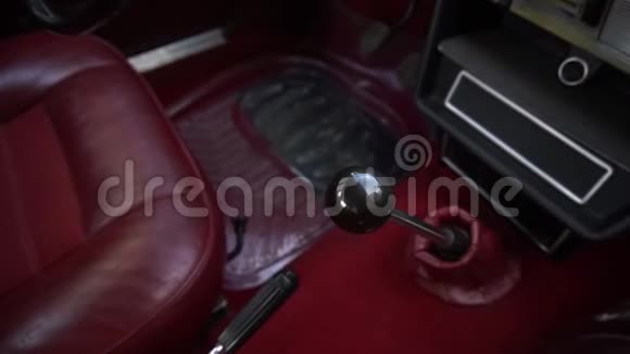 内部带有红色座椅的复古旧车汽车红色轿车的齿轮箱视频的预览图