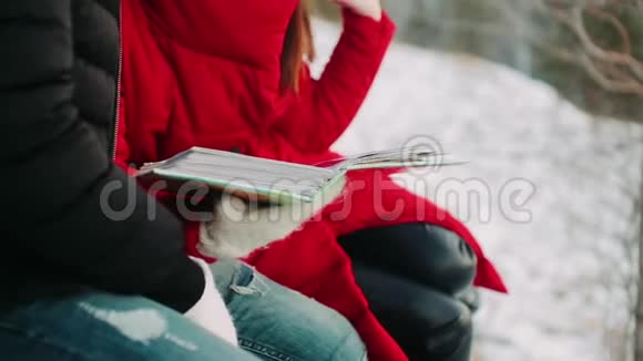 一男一女在冬天看相册视频的预览图