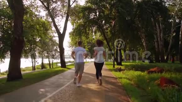 年轻的运动情侣早上慢跑视频的预览图