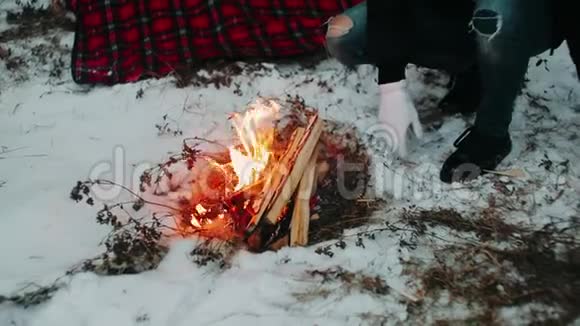 在冬天把薯片扔进小篝火让它变红视频的预览图
