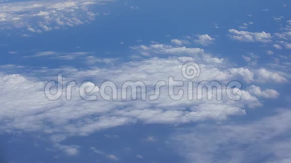从飞机窗口看到的云视频的预览图
