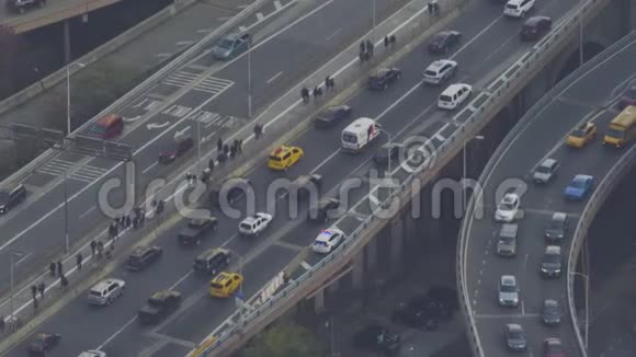 布鲁克林大桥入口的高峰期纽约市视频的预览图