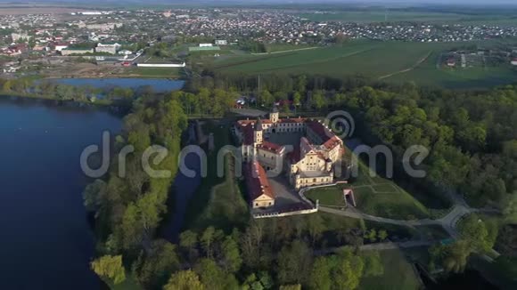 从鸟瞰Nesvizh城堡白俄罗斯空中视频视频的预览图