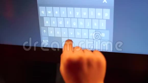 孩子用手指点击字母视频的预览图