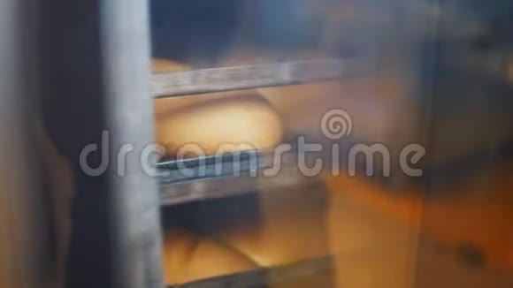 面包车间特写用大烤箱烤面包视频的预览图