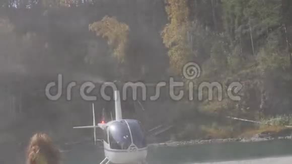 直升机从山区河岸起飞高地的低空直升机小型轻型视频的预览图
