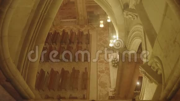 大教堂地板上一排排长凳的俯视图舒缓柔和的光线视频的预览图