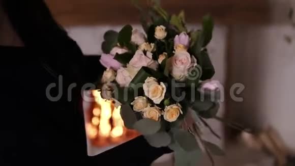 专业的女花艺师花艺师拿着漂亮的玫瑰花束在车间里放着郁金香视频的预览图