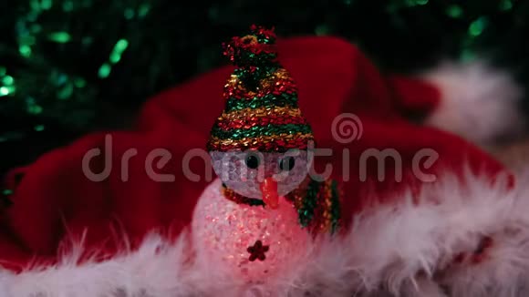 圣诞树玩具快乐的雪人挂在圣诞树的树枝上视频的预览图