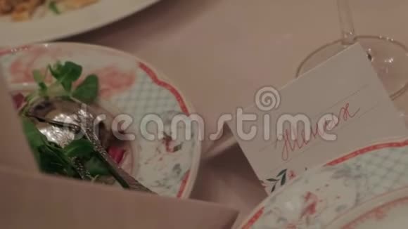 盘子上有一把刀有铭文的新郎卡片视频的预览图