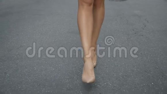女人穿着高跟鞋的腿在路上慢动作视频的预览图