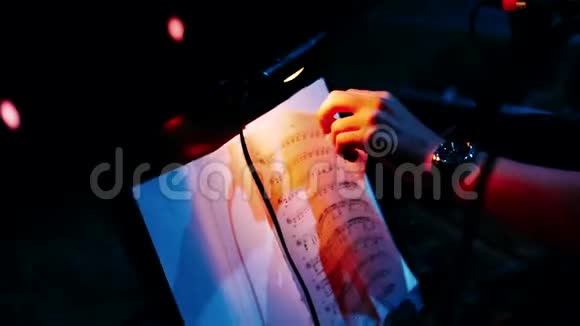 女孩在音乐会上用笔记翻转白色床单视频的预览图