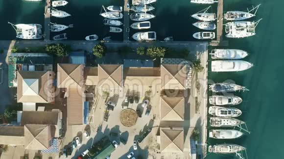 希腊码头和帆船的高空俯视图视频的预览图