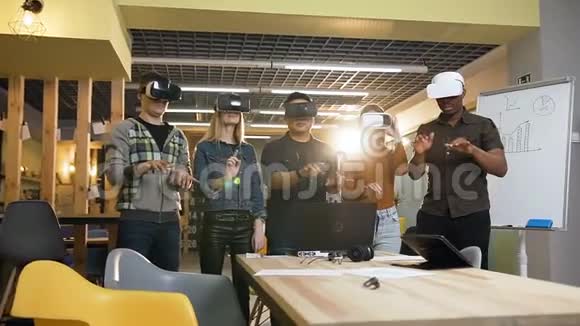 一群时髦的人在工作日用虚拟现实眼镜打字视频的预览图