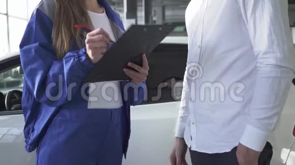汽车服务修理交易和人员概念无法识别的机械师和客户或车主签名纸摇动视频的预览图