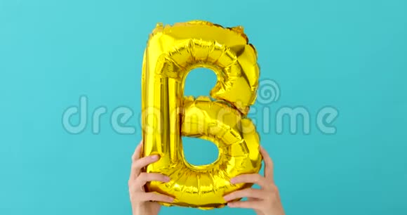 金箔字母B庆祝气球视频的预览图
