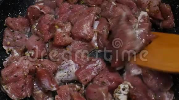 一块块肉在平底锅里煎然后用木铲翻过来视频的预览图