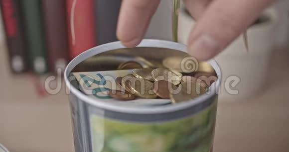 男性手从罐子里拿出一把欧元硬币和钞票视频的预览图