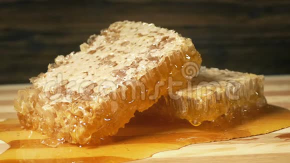 蜂蜜浇在蜂窝切片上视频的预览图