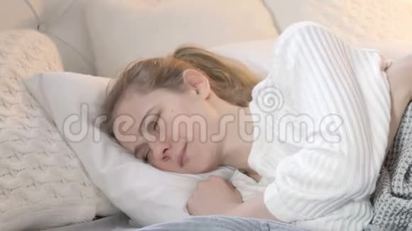 头痛的女人睡在床上不舒服视频的预览图