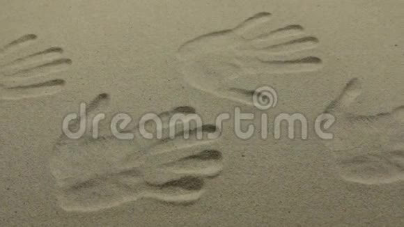 很多人的手印在沙子上视频的预览图