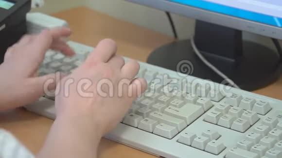 女人手在键盘上视频的预览图