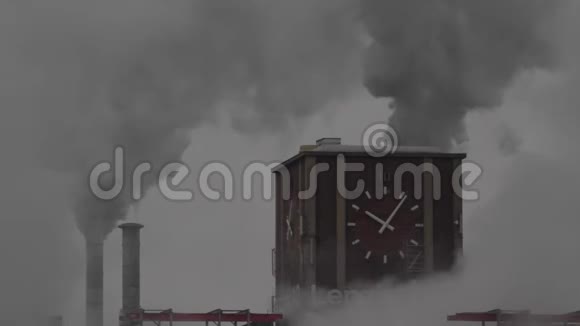 从发电厂烟囱排出视频的预览图