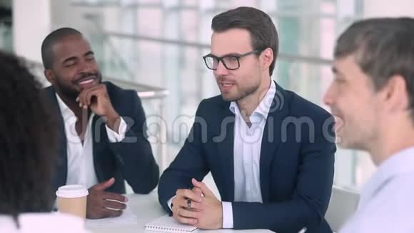满意的白种人谈判者与非裔美国伙伴客户握手视频的预览图