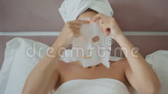 戴化妆品面具的女人视频的预览图