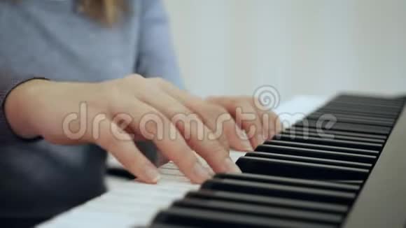 特写女人她的手展示了如何弹钢琴视频的预览图
