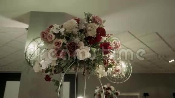 红白花装饰在桌子上视频的预览图