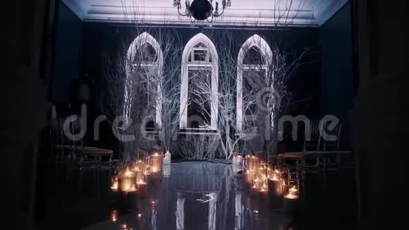 在室内用蜡烛和树枝装饰冬季森林视频的预览图
