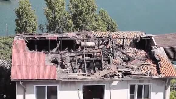 房子被纵火烧毁视频的预览图
